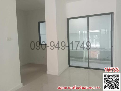 Spacious and bright unfurnished living room with large windows