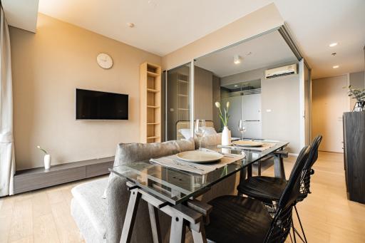 Modern living room with dining area and open-plan kitchen