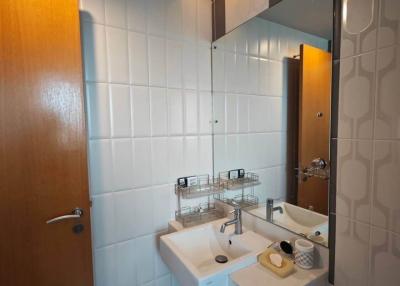 Modern bathroom with dual sinks and wall-mounted mirror
