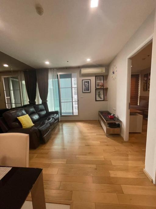 Elegant living room with leather sofa and hardwood flooring