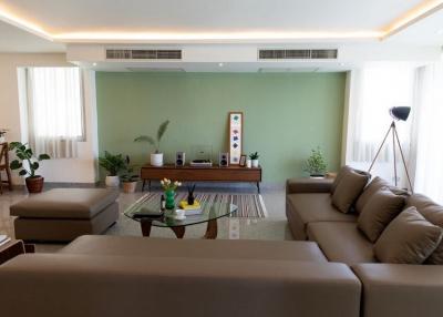 3 Bed Apartment in Phra Khanong