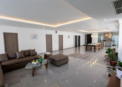 3 Bed Apartment in Phra Khanong