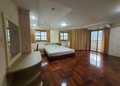 3 Bedroom Penthouse Apartment With Private Pool in Phrom Phong