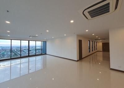 Supalai Premier Charoennakorn  Spacious 4 Bedroom Penthouse For Rent