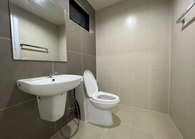 Modern bathroom with neutral tile design