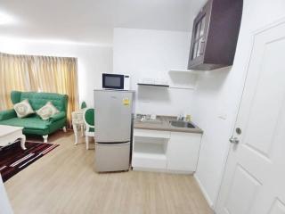 Compact and fully equipped kitchen with integrated living space