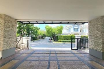 Covered entrance of a residential building with a view of the street