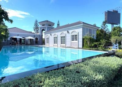 Luxurious house with a large swimming pool and landscaped garden
