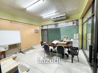 Commercial building for rent in Klongtoey