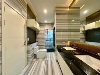 Modern bathroom with elegant fittings and fixtures