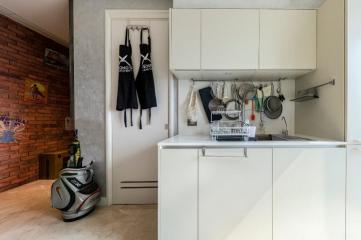 Modern kitchen with upper cabinets and countertop space