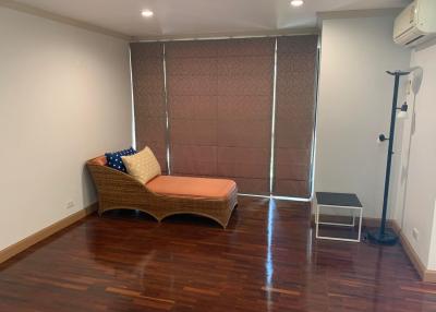 Cozy bedroom with wooden flooring and a single daybed