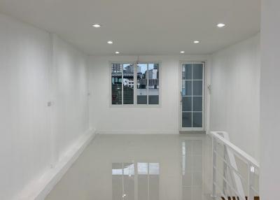 Spacious and well-lit empty room with glossy tiled flooring and multiple windows