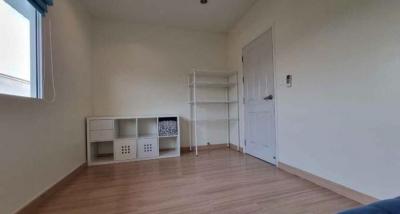 Minimalist bedroom with empty shelving unit and laminated flooring