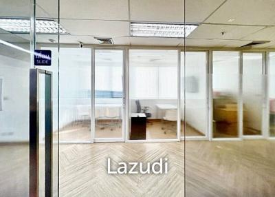 Office space 206 SQ.M for rent in Huaykwang