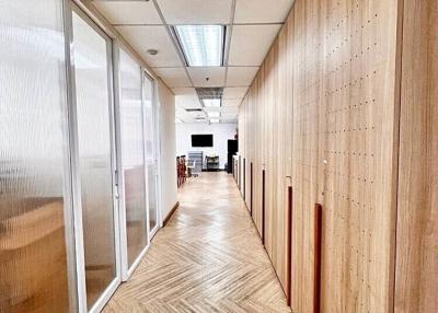 Office space 206 SQ.M for rent in Huaykwang