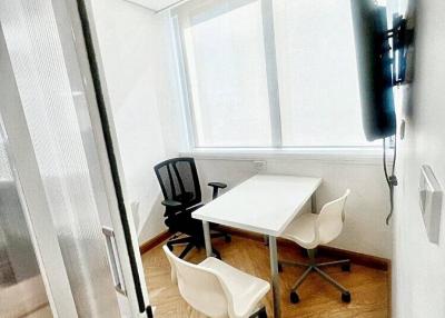 Office space 206 SQ.M for rent in Huaykwang