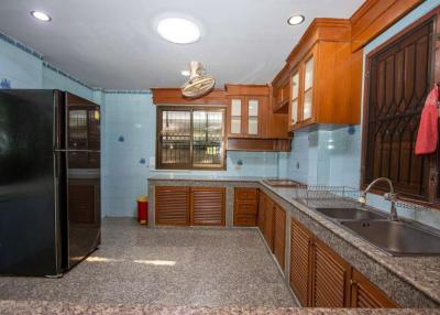 Spacious 4BR House Near Varee School