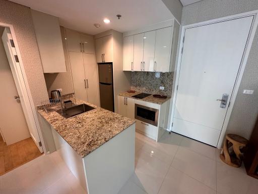 1-bedroom high floor condo for sale close to MRT Petchaburi