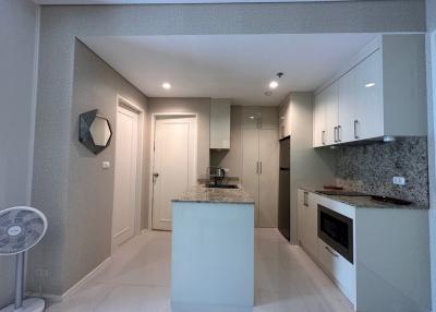 1-bedroom high floor condo for sale close to MRT Petchaburi