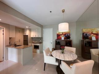 1-bedroom high floor condo for sale close to MRT Petchaburi