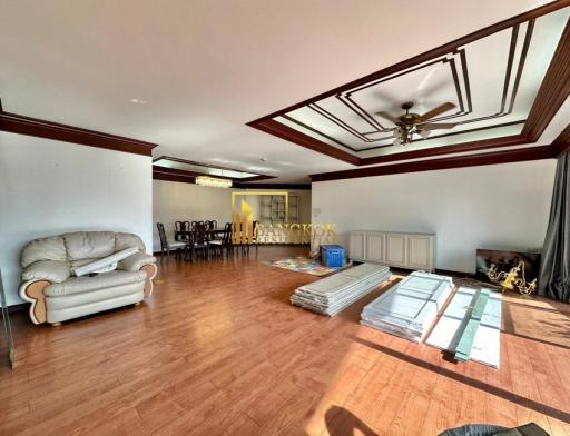 Premier Condo  Spacious 3 Bedroom Property in Phrom Phong