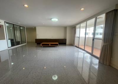 DS Tower 1  Spacious 3 Bedroom Property in Phrom Phong