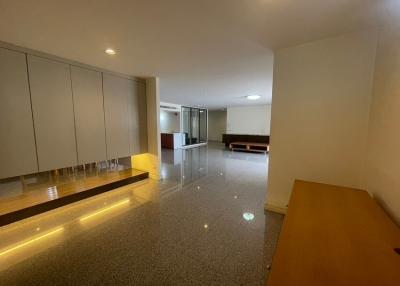 DS Tower 1  Spacious 3 Bedroom Property in Phrom Phong