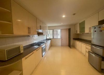 DS Tower 1  Spacious 3 Bedroom Property in Phrom Phong