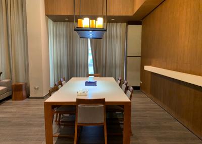 Modern dining room with a large table and stylish pendant lighting