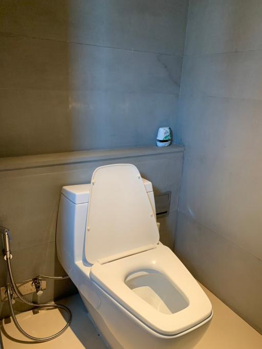 Modern bathroom with a wall-mounted toilet