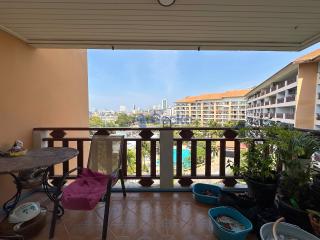 2 Bedrooms Condo in Royal Hill Jomtien C011359