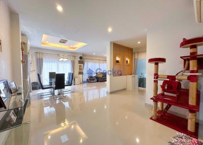 3 Bedrooms House in Patta Village East Pattaya H011360