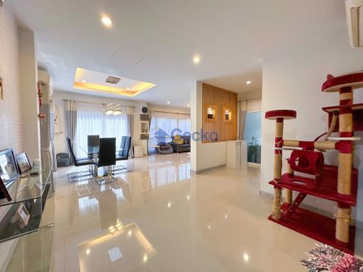 3 Bedrooms House in Patta Village East Pattaya H011360