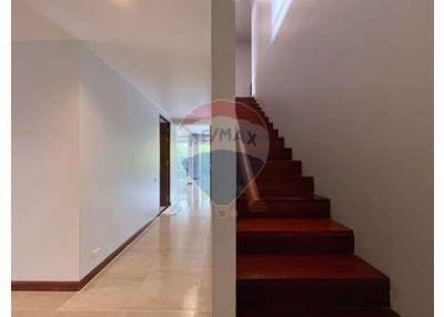 Duplex Penthouse 4+1 bedrooms Close to Thonglor BTS.