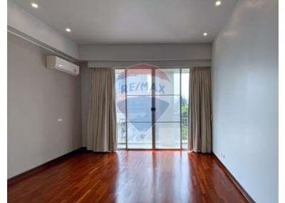 Duplex Penthouse 4+1 bedrooms Close to Thonglor BTS.