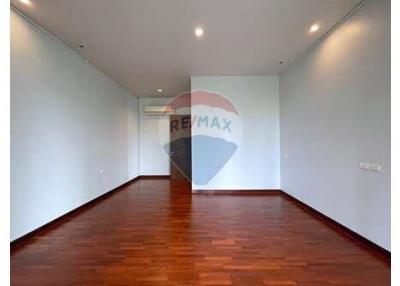 Duplex Penthouse 4+1 bedrooms Close to Thonglor BTS.