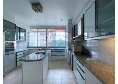 Duplex Penthouse 4+1 bedrooms Close to Thonglor BTS.