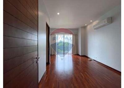 Duplex Penthouse 4+1 bedrooms Close to Thonglor BTS.