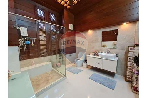 Rare Find! 4+1Bed Pet-Friendly Duplex Penthouse in Phromphong