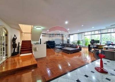 Rare Find! 4+1Bed Pet-Friendly Duplex Penthouse in Phromphong