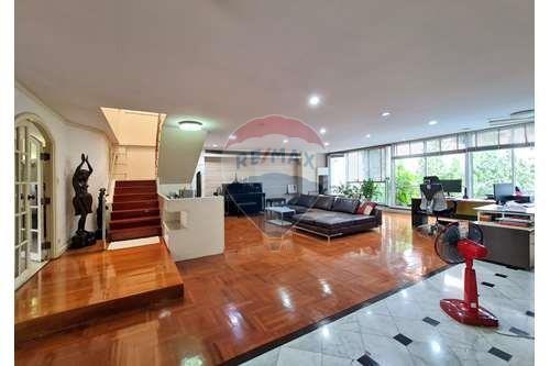 Rare Find! 4+1Bed Pet-Friendly Duplex Penthouse in Phromphong