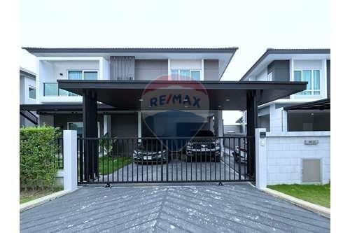 200 Sqm., 4 Beds, 3 Baths Townhouse listed for ฿ 98,000./Month