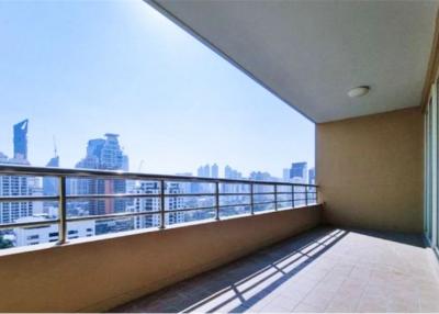 For Rent :  Living on Sukhumvit 39 - 3+1 BR High-Rise Apartment