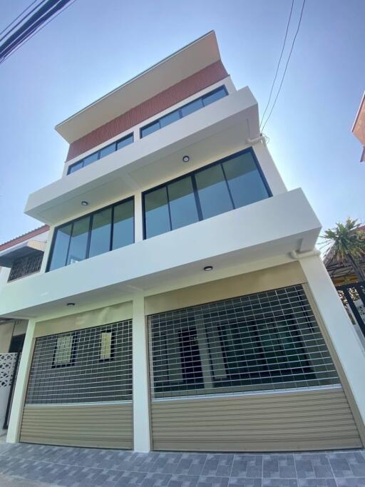 House for Rent, Sale in Watthana.