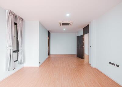 House for Rent, Sale in Phra Khanong.