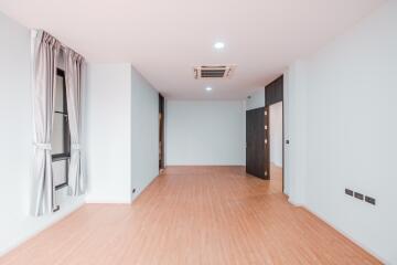 House for Rent, Sale in Phra Khanong.