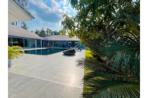 Luxurious U-Shaped Pool Villa in Thong Krut, Koh Samui