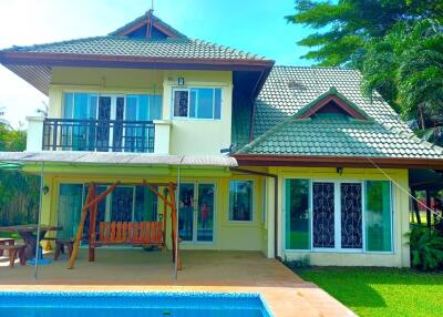 Gorgeous 4-bedroom poolvilla with shady gardens
