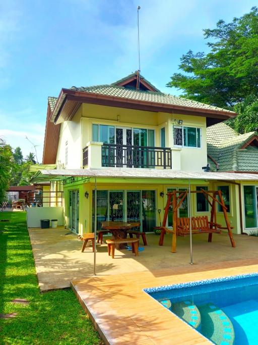 Gorgeous 4-bedroom poolvilla with shady gardens